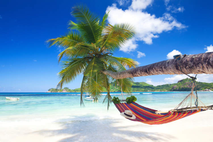 美丽岛海滩带吊床。