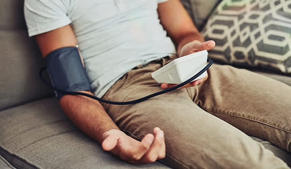 与臂带电子血压测量装置，为家庭测试。