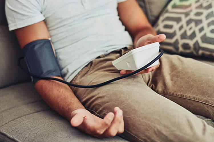 与臂带电子血压测量装置,为家庭测试。