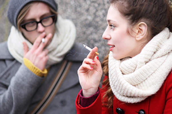 吸烟者在冬天外面。