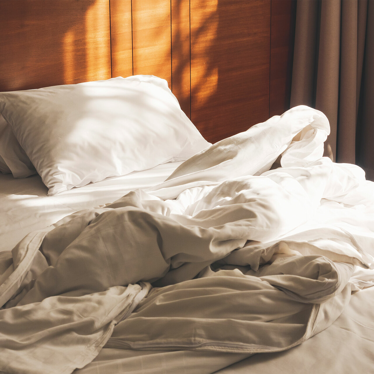 一张床单皱巴巴的床