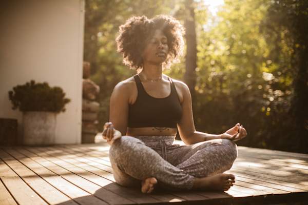 女人沉思在户外