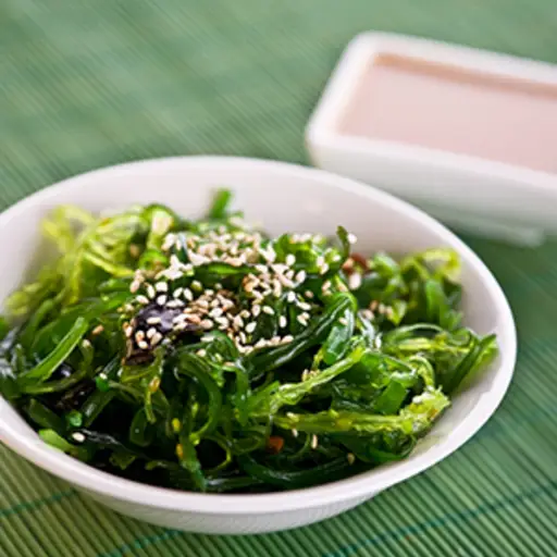 在一个碗图像的调味海藻。