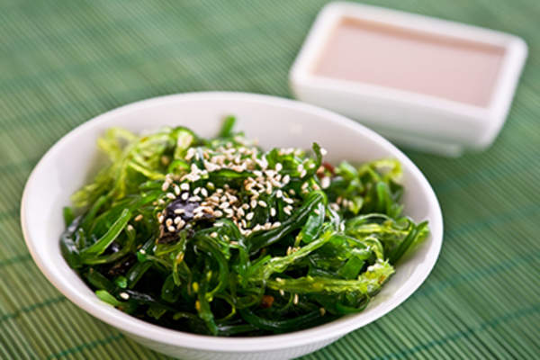 在一个碗里图像紫菜。