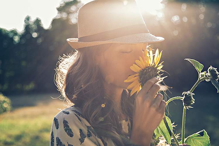闻着向日葵的女人。