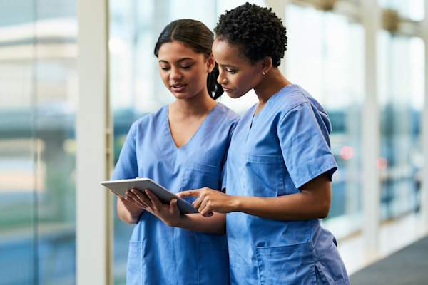 护士在进入病房前检查病人的信息。