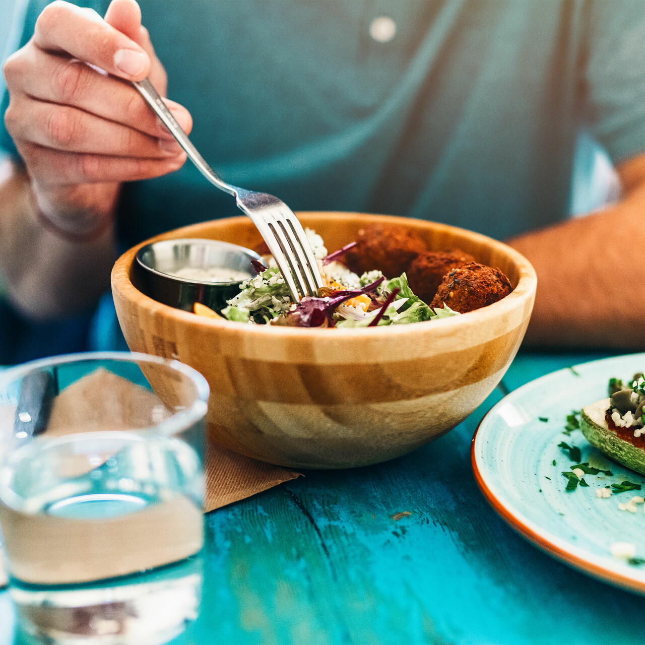 一个男人吃健康餐的特写镜头