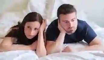 年轻的夫妇担心床上。