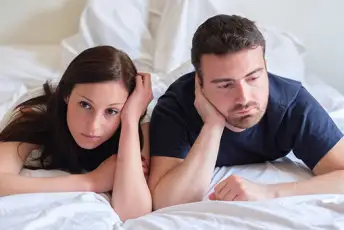 年轻夫妇担心在床上。