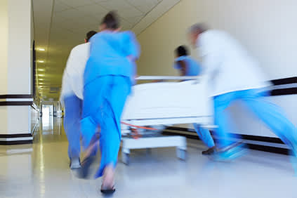 手术小组迅速将病人送进急诊手术室。
