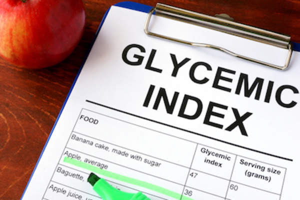 在剪贴板旁边的桌子上有水果的血糖指数,苹果的血糖指数是突出显示的。