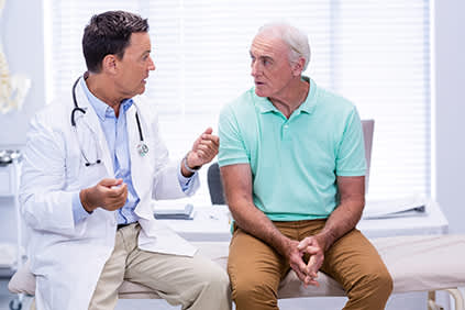 老人讨论治疗方案前列腺癌与他的医生。