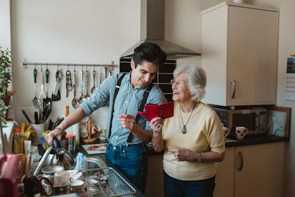 年轻男子与女人的高级厨房