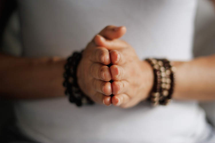 女人的手练习冥想祈祷的姿势
