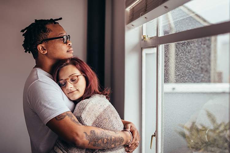 男人和女人拥抱。