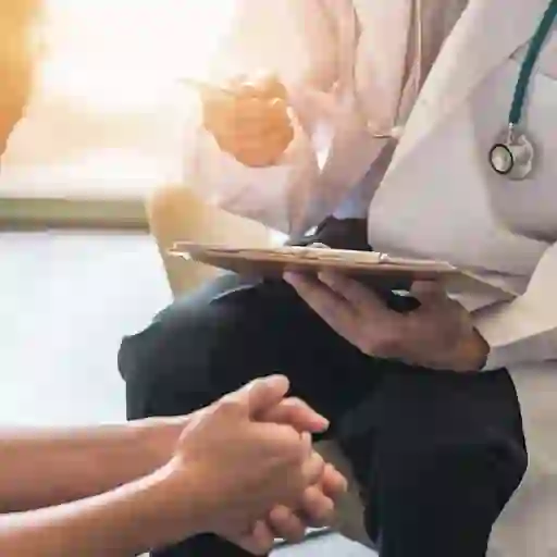 女病人向医生咨询时的手部特写。