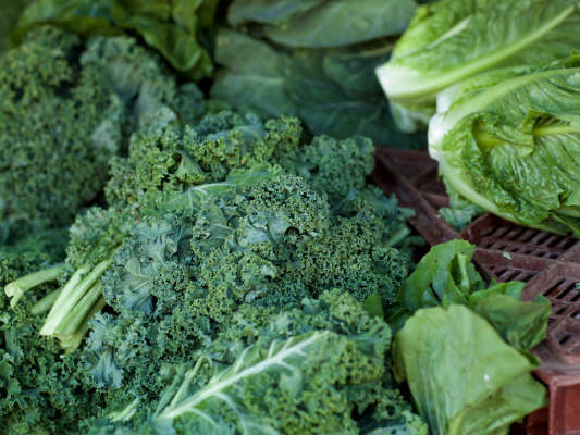 农贸市场上的有机绿叶菜。