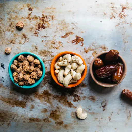 各种坚果和水果装在小碗里