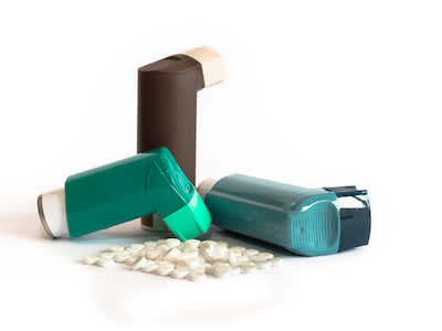 治疗哮喘的药物，药和吸入器。