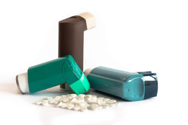 治疗哮喘的药物,药和吸入器。