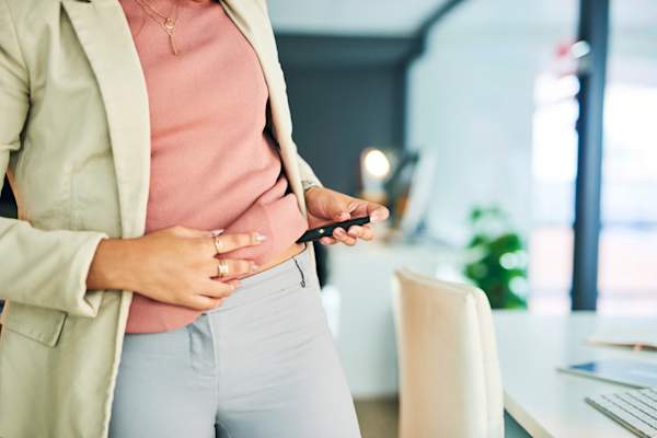 女子注射胰岛素