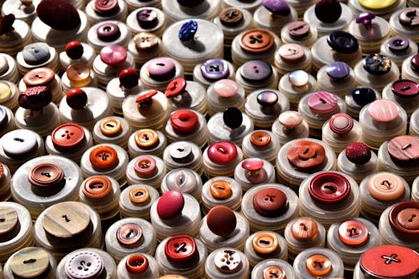 许多不同形状和颜色的按钮