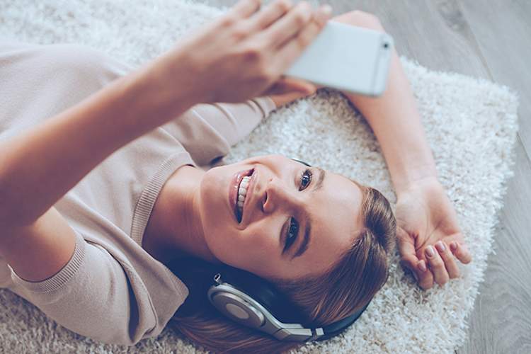 女人躺着用手机。