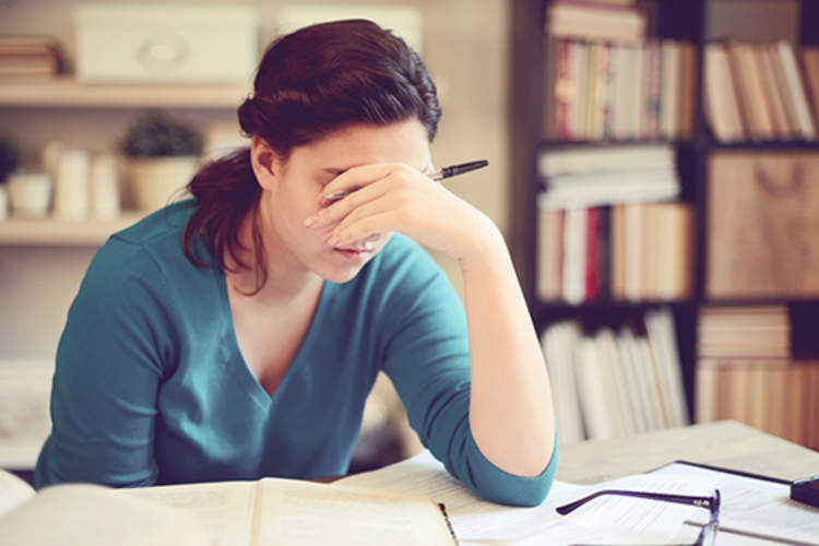 女孩在学校焦虑。