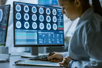 医学研究科学家进行脑扫描
