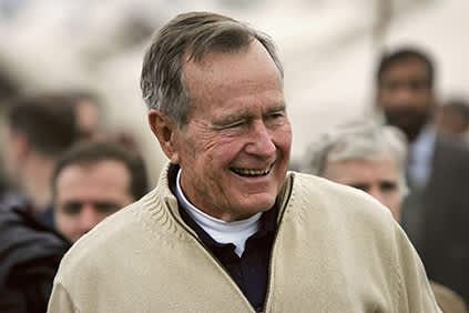 2006年1月17日，美国前总统布什在巴基斯坦伊斯兰堡郊外参观地震幸存者帐篷营地。