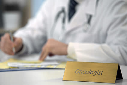 肿瘤学家在桌子旁工作。