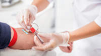 全科医生抽血做常规检查。