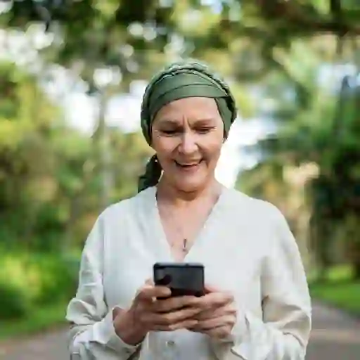 一个快乐的女人看着她的手机