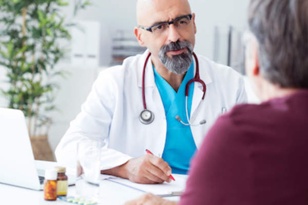 与全科医生谈论健康计划。