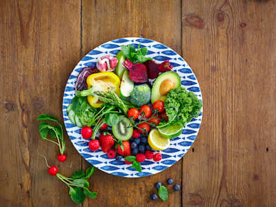 盘子里的新鲜水果和蔬菜。