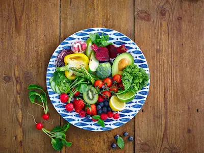盘子里有新鲜的水果和蔬菜。