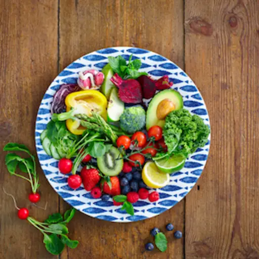 盘子里有新鲜的水果和蔬菜。