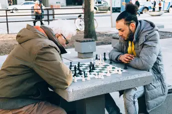 下棋的年轻人和老人在公园