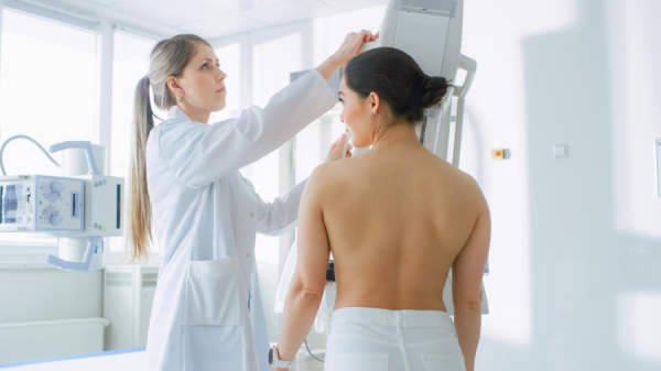 年轻女性接受乳房x光检查