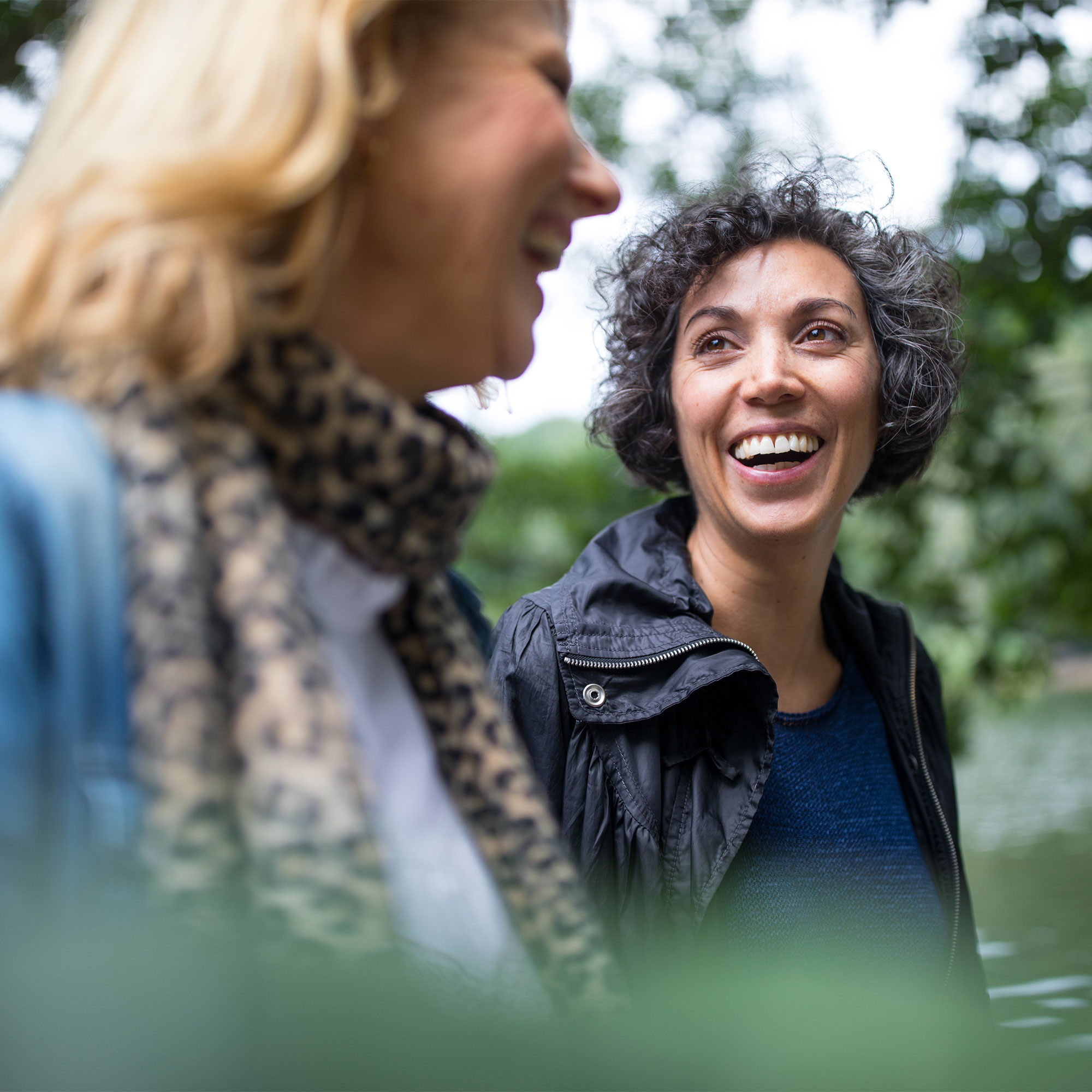 一个女人在外面和她的朋友聊天