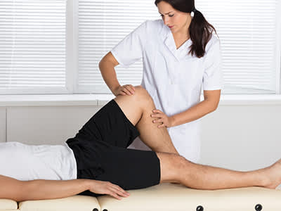 理疗师教学的人的膝盖演习。