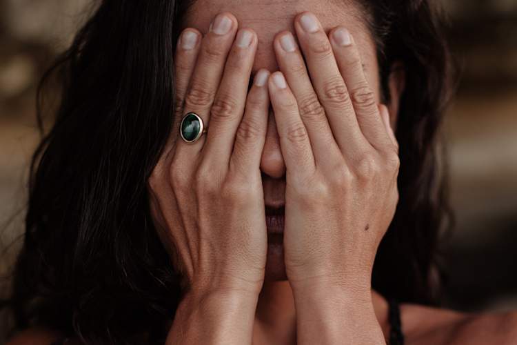 女人用手蒙住脸