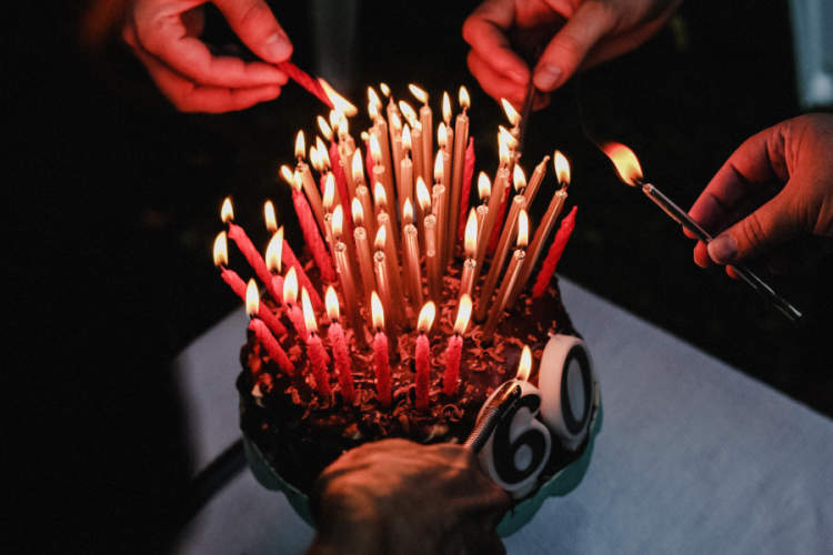 60根蜡烛的生日蛋糕