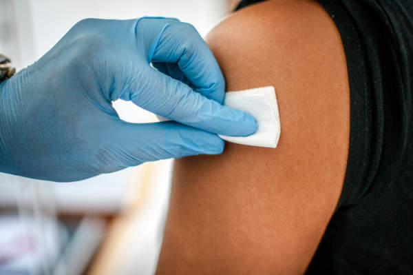 接种疫苗前，医生先给病人的皮肤消毒