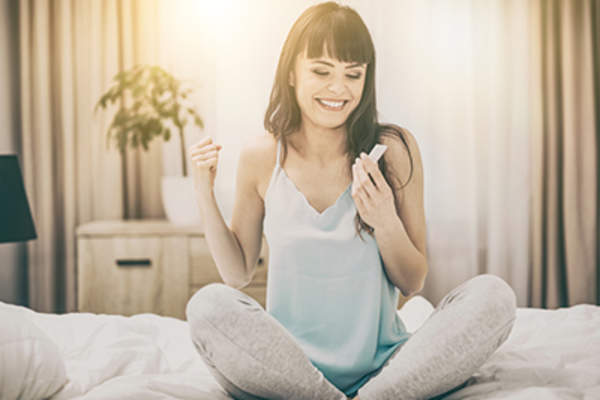 拿着验孕棒的年轻女性