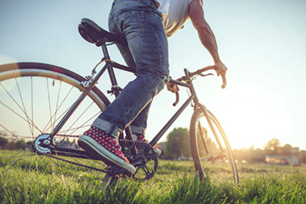 骑自行车穿过草地。