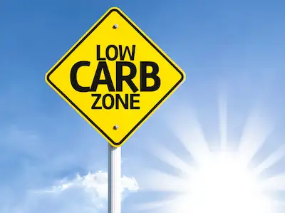 黄色菱形路标上写着“低碳水化合物区”
