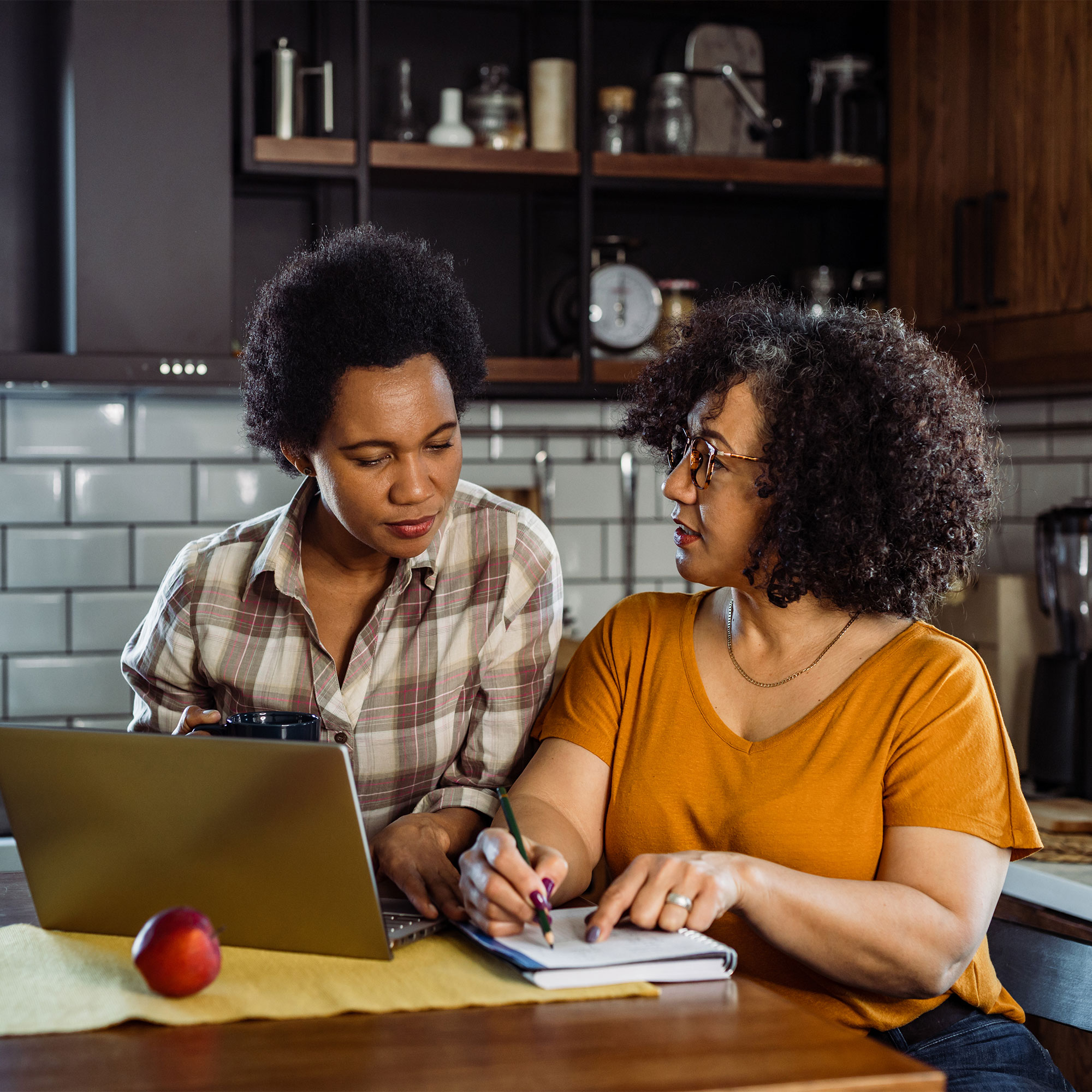 两位女性在厨房讨论计划