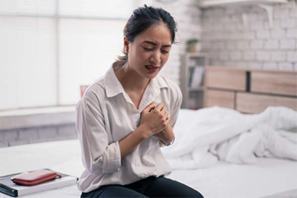 年轻女子坐在床上,心脏狂跳。