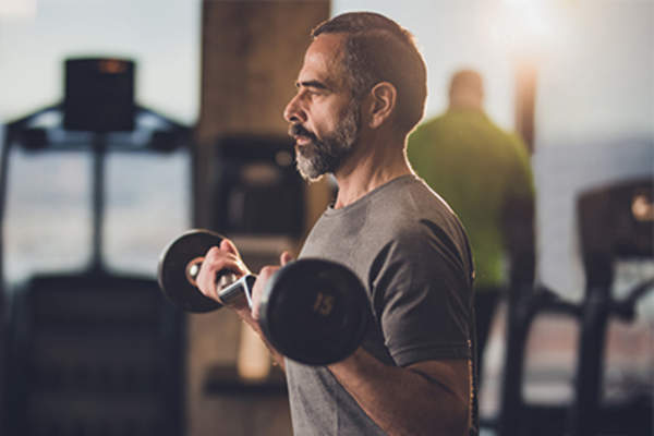 男人在健身房锻炼。